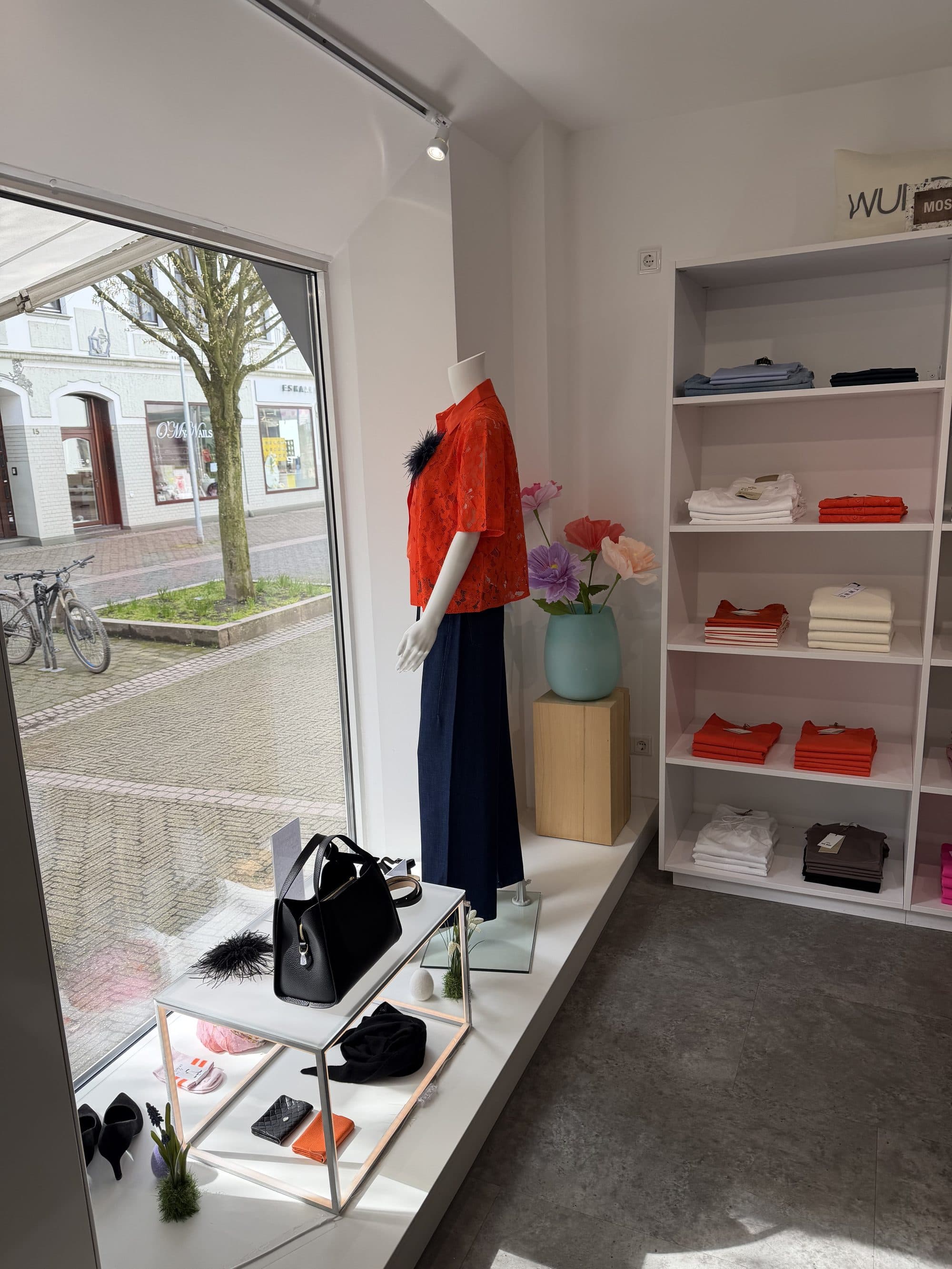 Innenansicht von oben – Eingang und Accessoire-Regale