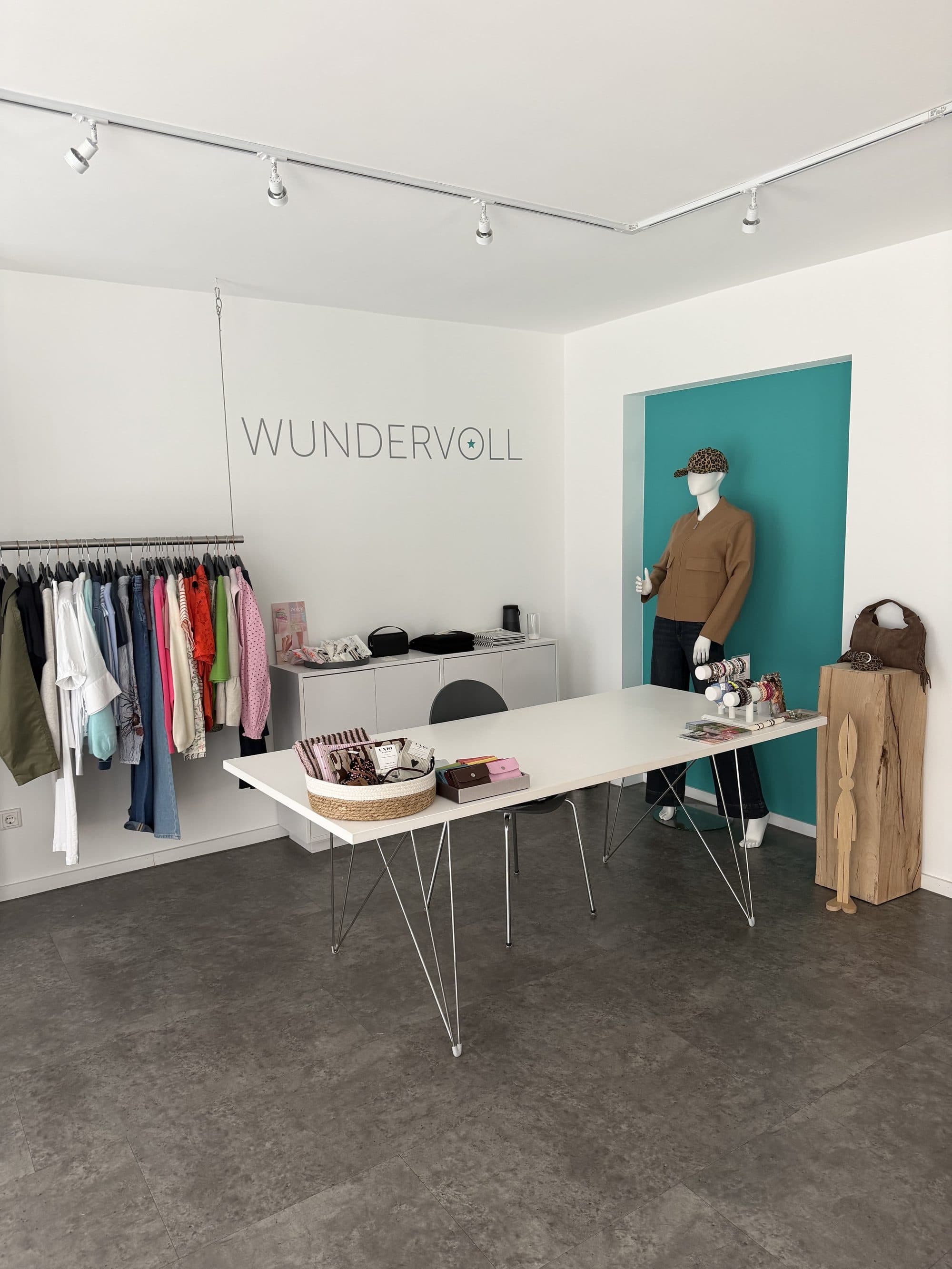 Wundervoll Erkrath – Ladenansicht mit türkiser Wand und Frühjahrskollektion