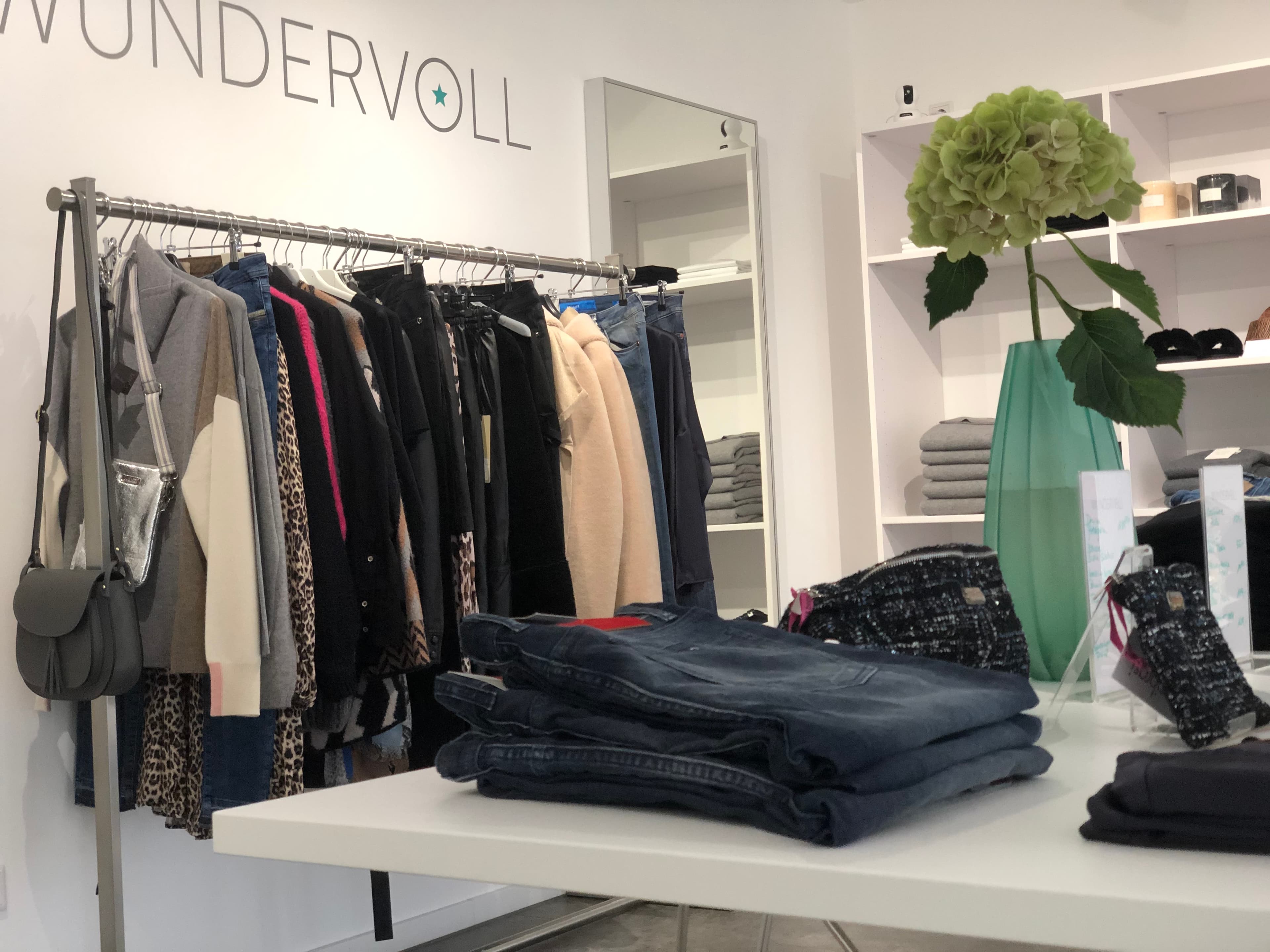 Kleiderständer mit aktueller Frühjahrskollektion